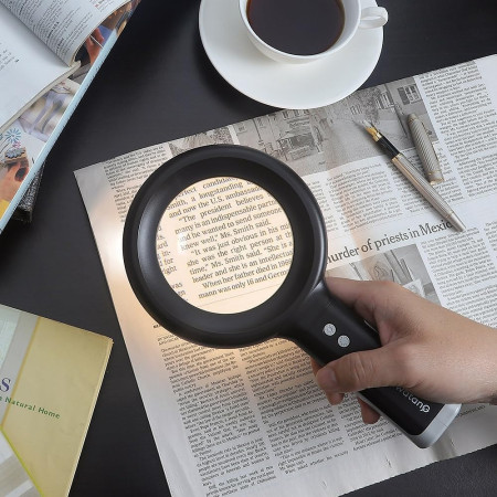 Dimmable Aspheric Magnifier with Adjustable Color Temperature